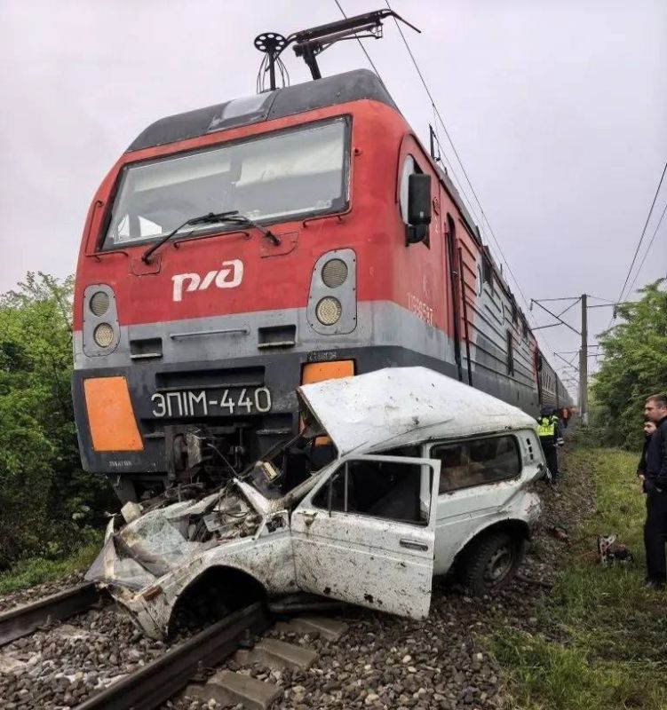 Поезд смял легковушку между станциями Динская и Пластуновская — водитель авто погиб