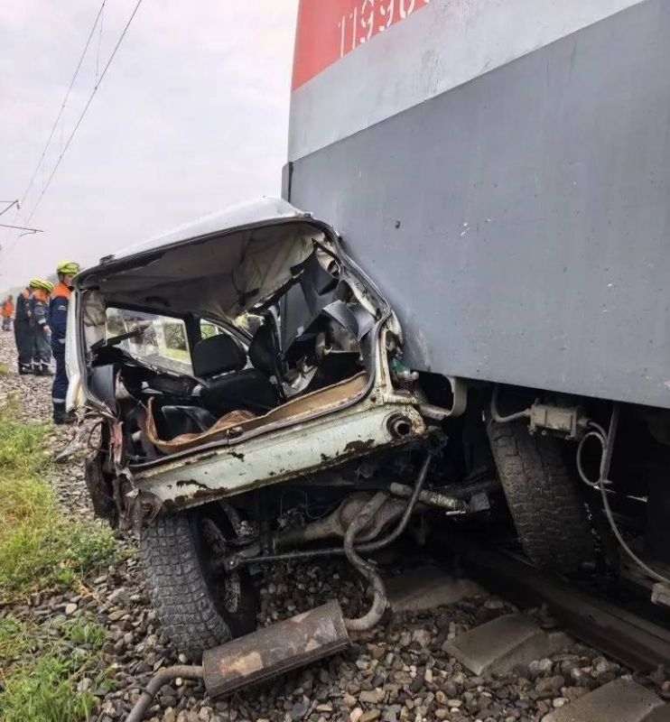 Поезд смял легковушку между станциями Динская и Пластуновская — водитель авто погиб Поезд смял легковушку между станциями Динская и Пластуновская — водитель авто погиб