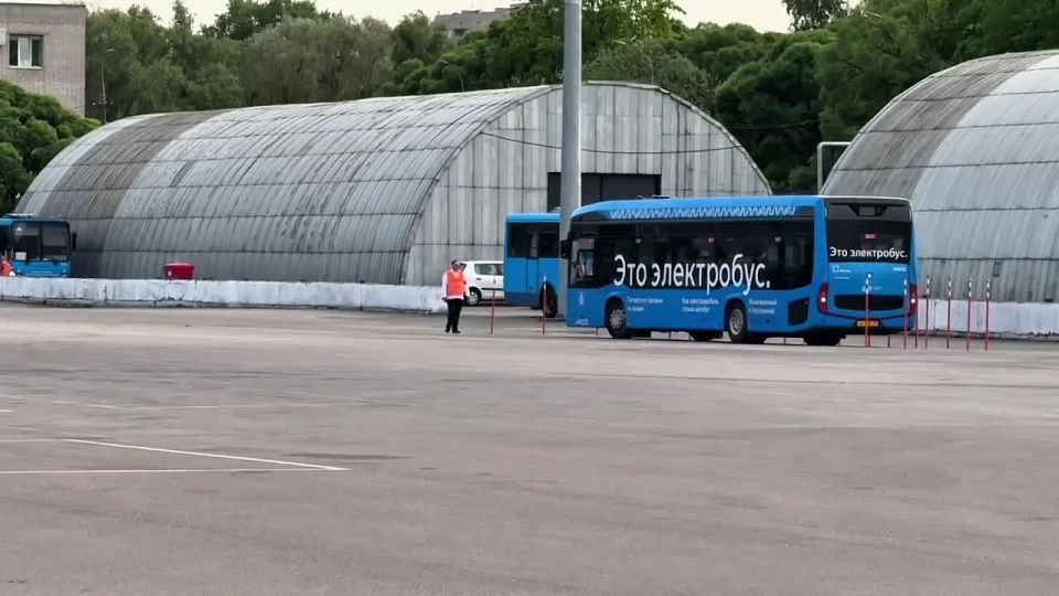 За рулём электробуса большого класса длиной 12 метров — Иван Канашков, водитель МУП г. Сочи «Сочиавтотранс»