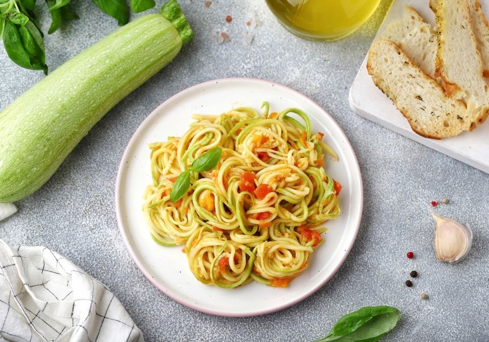 Как быстро и вкусно приготовить спагетти из кабачка с помидорами