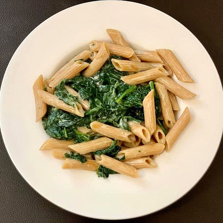 Нежный вкус бобовых макарон со шпинатом в кокосовом молоке