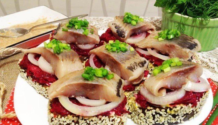 Селедочные закуски: простые рецепты для вашего праздничного стола