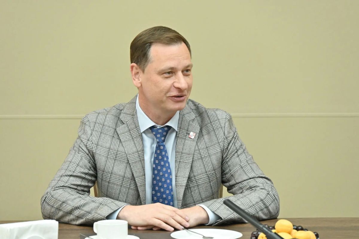 Глава Сочи Андрей Прошунин наградил многодетную семью Шапошниковых знаком почета «Крепкая семья» Глава Сочи Андрей Прошунин наградил многодетную семью Шапошниковых знаком почета «Крепкая семья»