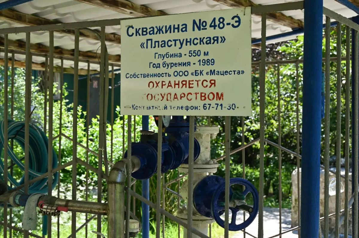 Жители и туристы Сочи ежегодно потребляют порядка пяти миллионов литров минеральной воды из местных скважин Жители и туристы Сочи ежегодно потребляют порядка пяти миллионов литров минеральной воды из местных скважин