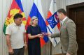 Глава Сочи Андрей Прошунин передал семье участника СВО государственную награду