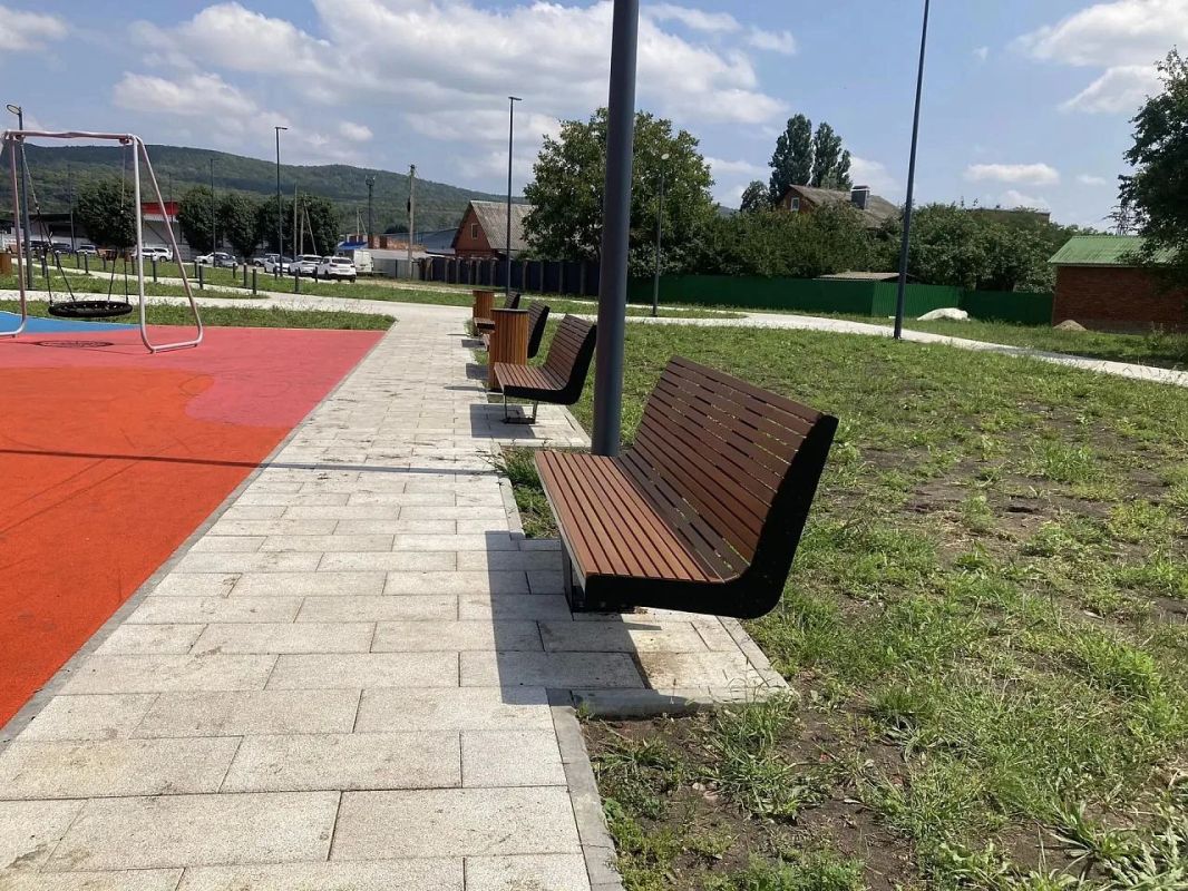 В Апшеронске благоустраивают зеленую зону В Апшеронске благоустраивают зеленую зону