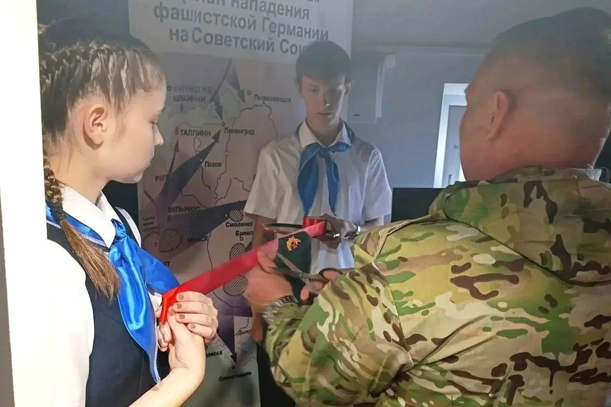 В Сочи ко Дню знаний открылась музейная экспозиция «Герои СВО – наши земляки» В Сочи ко Дню знаний открылась музейная экспозиция «Герои СВО – наши земляки»