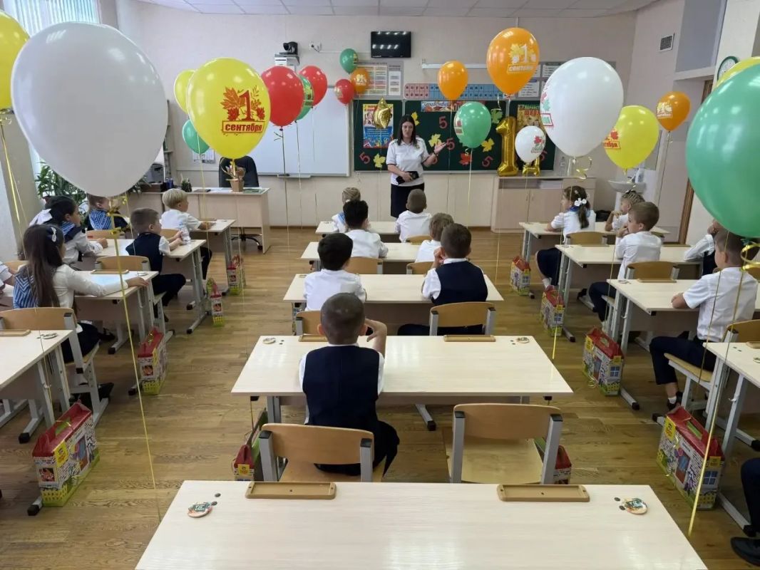 Госавтоинспекция г. Сочи поздравляет всех школьников, их родителей и учителей с Днем знаний и началом нового учебного года! Госавтоинспекция г. Сочи поздравляет всех школьников, их родителей и учителей с Днем знаний и началом нового учебного года!