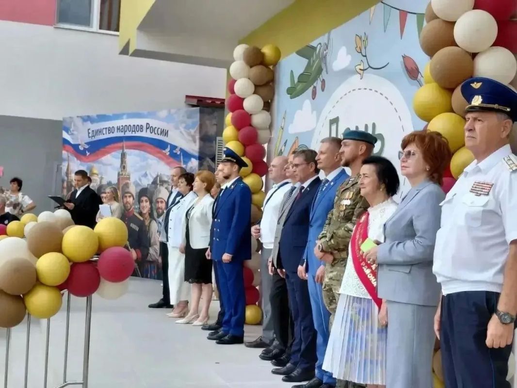 В Сочи в День знаний открыта новая школа на 1100 мест в Лазаревском районе В Сочи в День знаний открыта новая школа на 1100 мест в Лазаревском районе