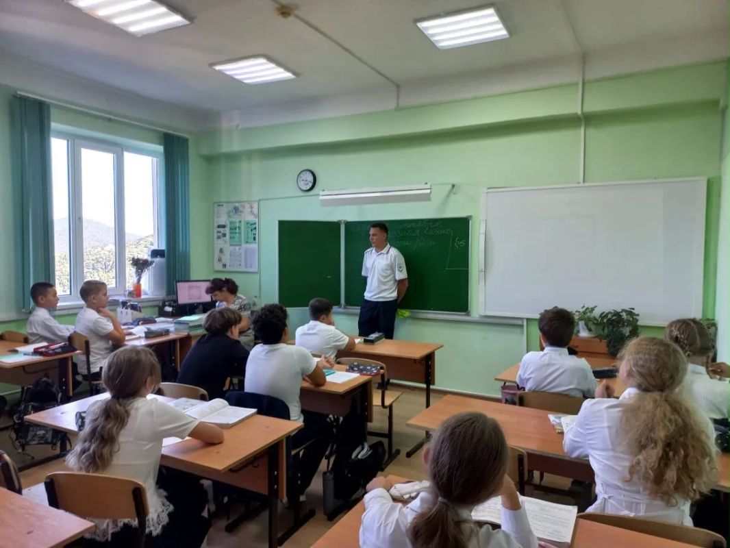 Безопасный путь к знаниям: в сочинских школах проходят уроки дорожной безопасности Безопасный путь к знаниям: в сочинских школах проходят уроки дорожной безопасности