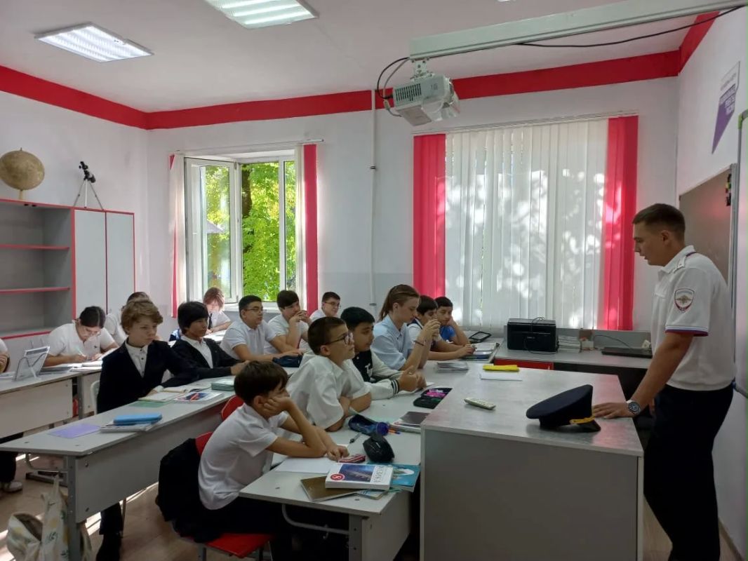 Безопасный путь к знаниям: в сочинских школах проходят уроки дорожной безопасности Безопасный путь к знаниям: в сочинских школах проходят уроки дорожной безопасности