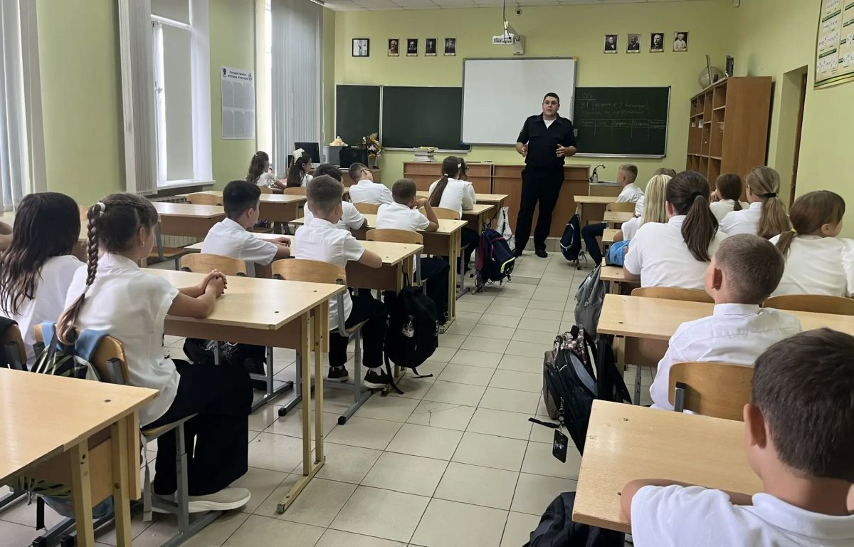 Безопасный путь к знаниям: в сочинских школах проходят уроки дорожной безопасности Безопасный путь к знаниям: в сочинских школах проходят уроки дорожной безопасности