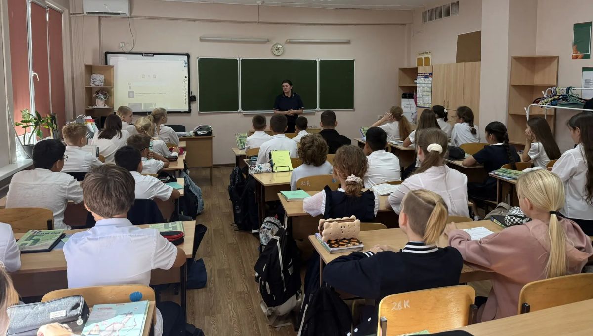 Безопасный путь к знаниям: в сочинских школах проходят уроки дорожной безопасности Безопасный путь к знаниям: в сочинских школах проходят уроки дорожной безопасности