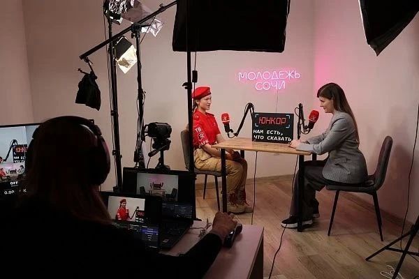 Хочешь однажды не просто быть зрителем на большом мероприятии, а оказаться по другую сторону камеры? Хочешь однажды не просто быть зрителем на большом мероприятии, а оказаться по другую сторону камеры?