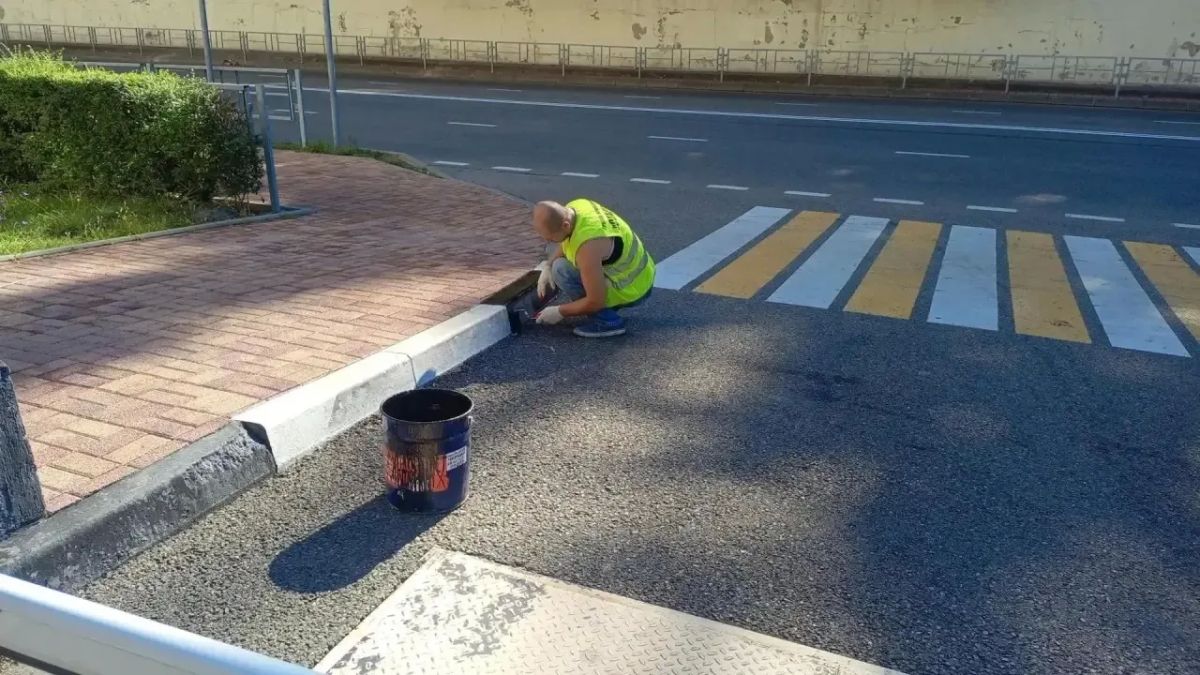 Продолжаются регулярные работы на автомобильной дороге «Сочи – Хоста» Продолжаются регулярные работы на автомобильной дороге «Сочи – Хоста»