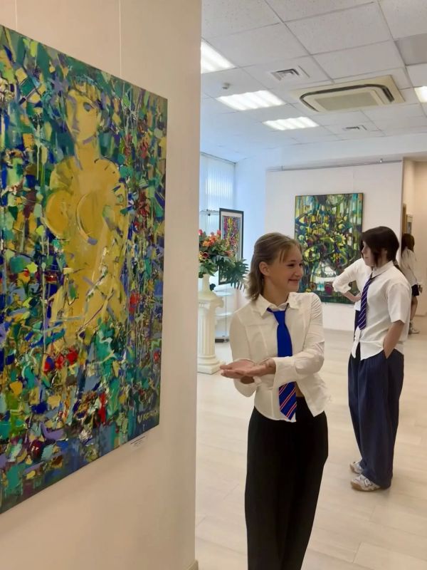 В Арт-галерее «АртМедиаЦентра «Родина» прошла экскурсия по выставке «Времена» Народного художника России Виталия Коробейникова для учащихся школы № 24 города Сочи В Арт-галерее «АртМедиаЦентра «Родина» прошла экскурсия по выставке «Времена» Народного художника России Виталия Коробейникова для учащихся школы № 24 города Сочи