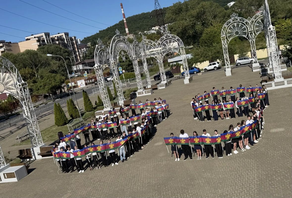 11 сентября на площади спорткомплекса «Лазаревский» прошла патриотическая акция «Мы дети Кубани» 11 сентября на площади спорткомплекса «Лазаревский» прошла патриотическая акция «Мы дети Кубани»