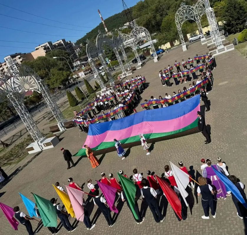 В Сочи прошла торжественная церемония поднятия Флага Краснодарского края ко дню 89-летия образования региона В Сочи прошла торжественная церемония поднятия Флага Краснодарского края ко дню 89-летия образования региона