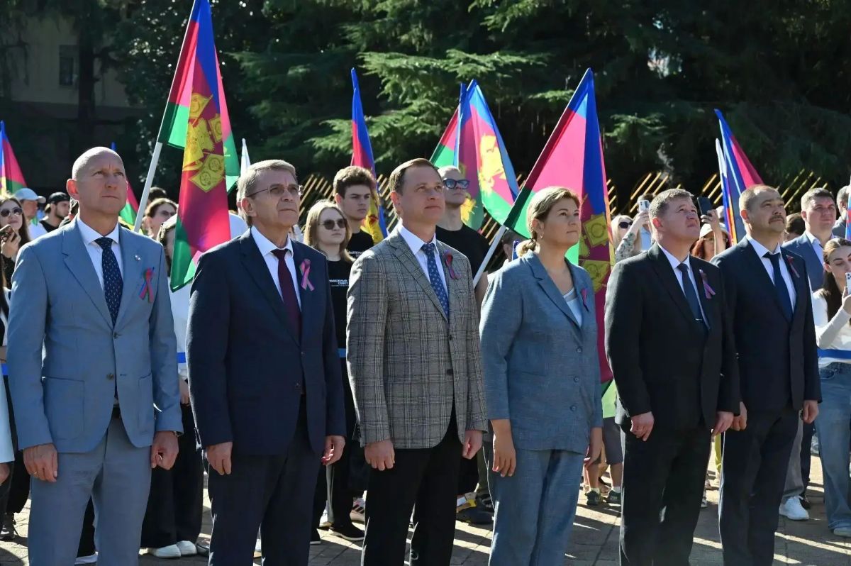 В Сочи прошла торжественная церемония поднятия Флага Краснодарского края ко дню 89-летия образования региона В Сочи прошла торжественная церемония поднятия Флага Краснодарского края ко дню 89-летия образования региона