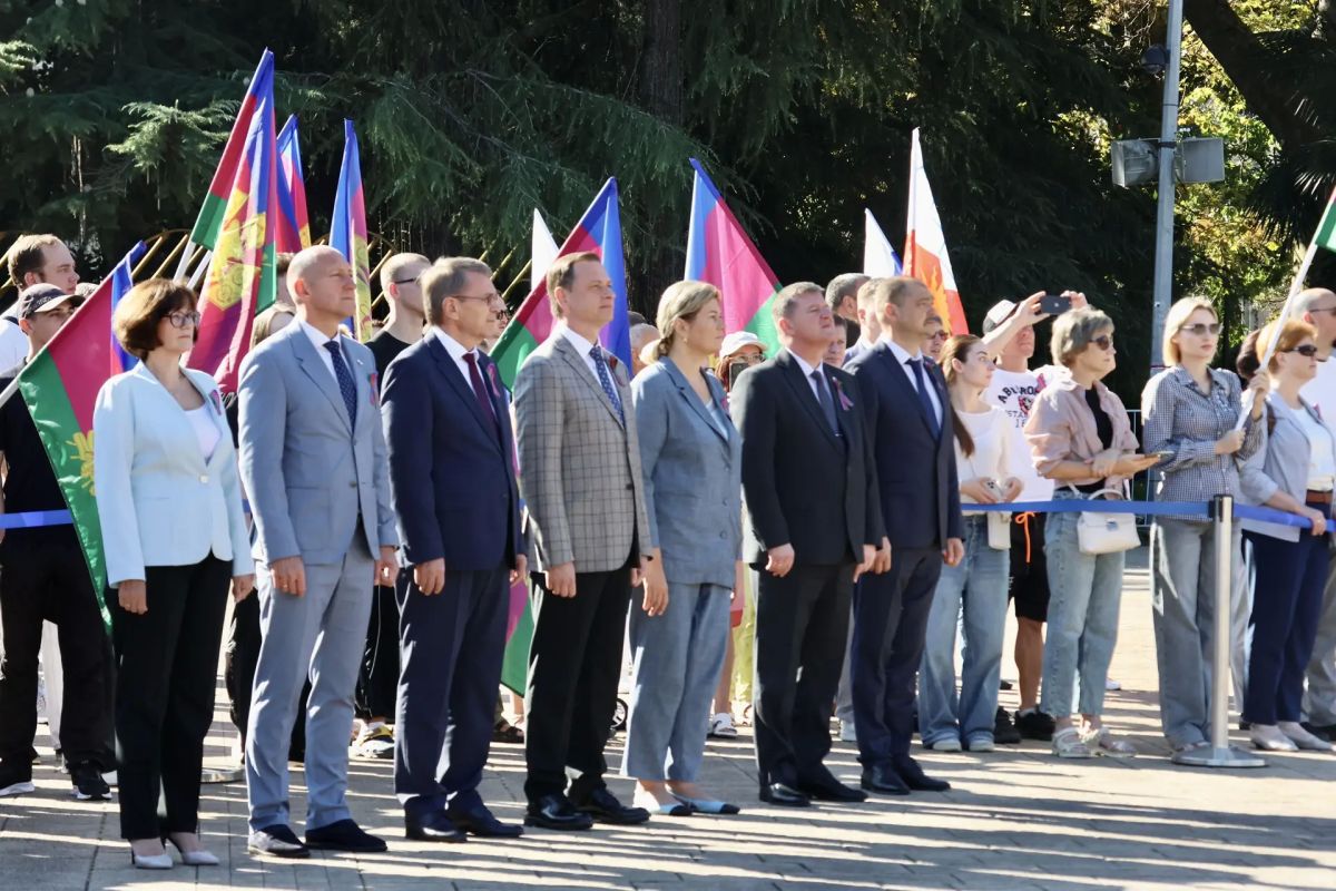 День образования края начался с торжественной церемонии поднятия флага Краснодарского края на Площади Флага День образования края начался с торжественной церемонии поднятия флага Краснодарского края на Площади Флага
