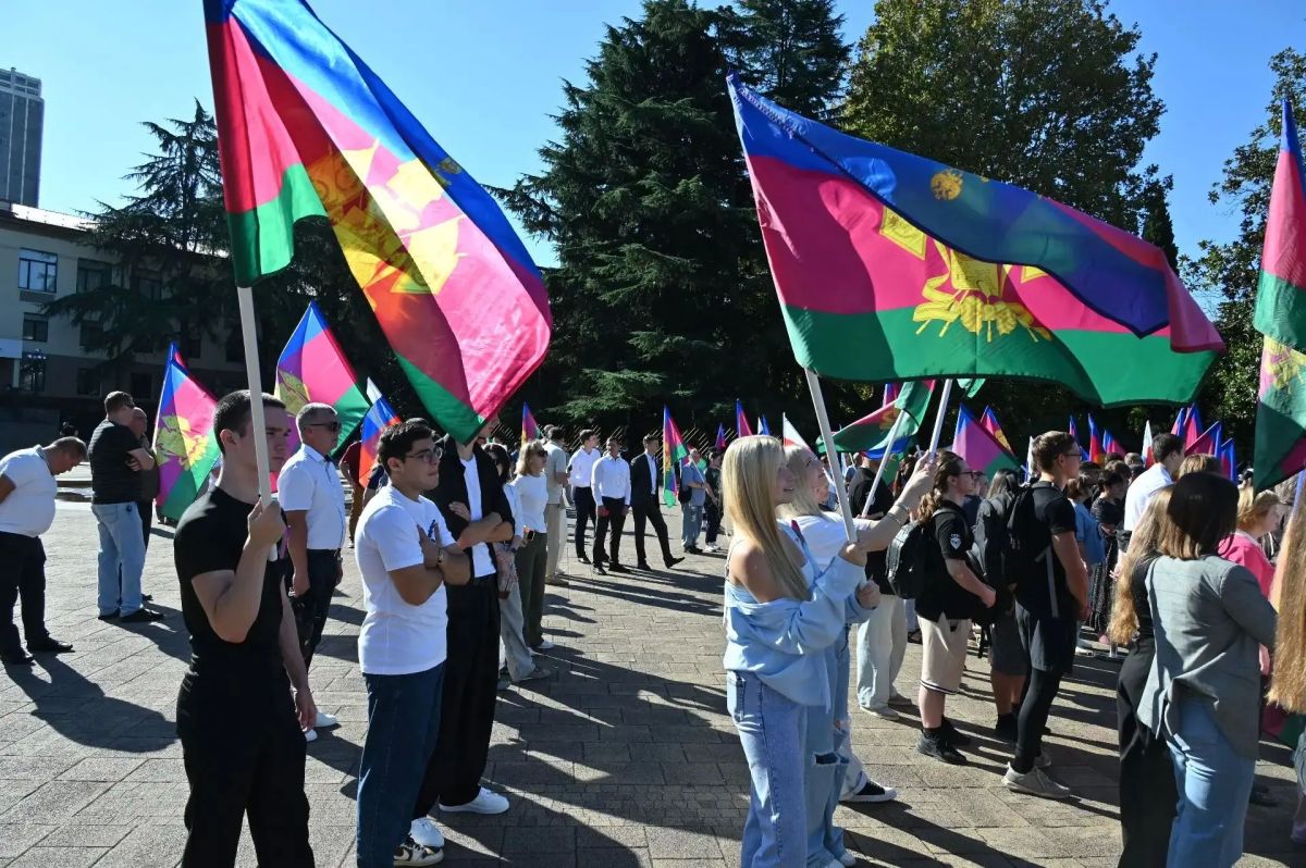 В Сочи прошла торжественная церемония поднятия Флага Краснодарского края ко дню 89-летия образования региона В Сочи прошла торжественная церемония поднятия Флага Краснодарского края ко дню 89-летия образования региона