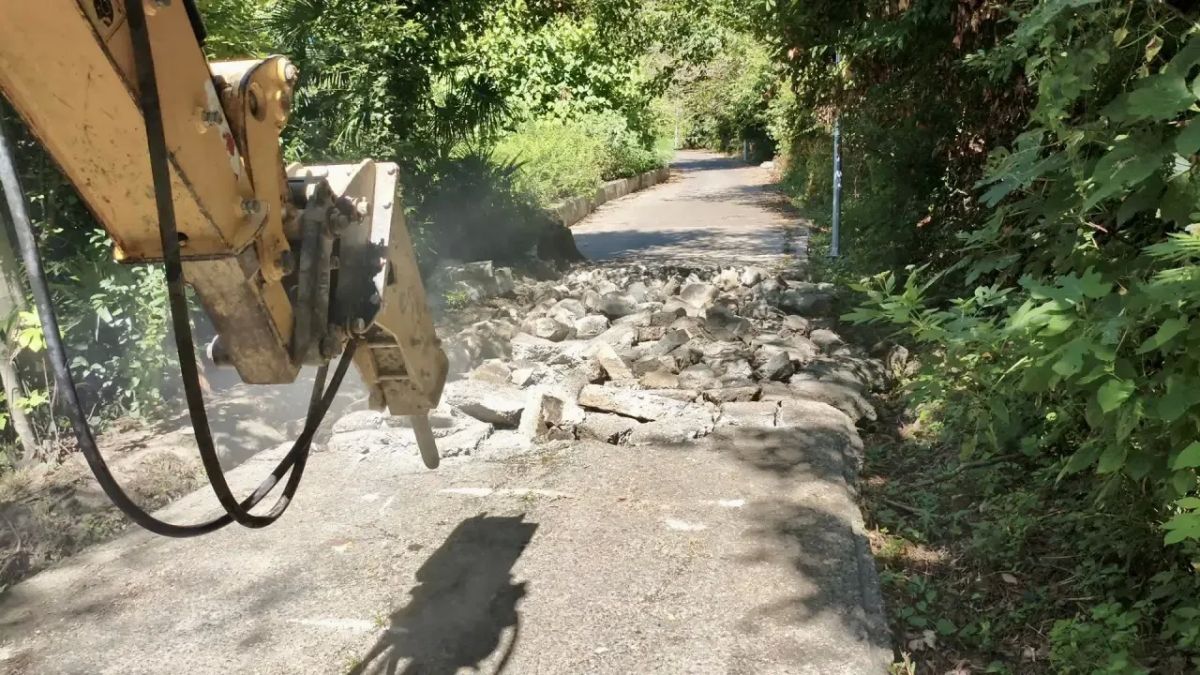 Ремонт дороги в районе Большого Ахуна Ремонт дороги в районе Большого Ахуна