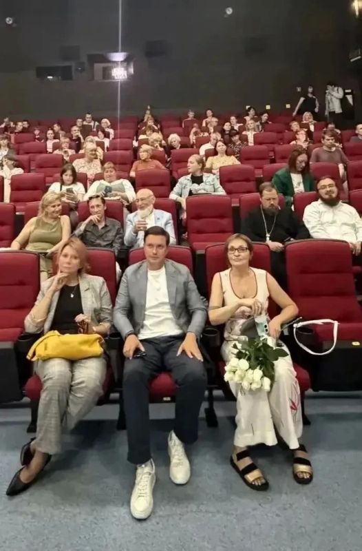16 сентября в Арт-Медиа-Центре «Родина» в рамках XXI Международного кинофестиваля «Победили вместе» им. Владимира Меньшова состоялась премьера документального фильма «Руки, что держат небо» 16 сентября в Арт-Медиа-Центре «Родина» в рамках XXI Международного кинофестиваля «Победили вместе» им. Владимира Меньшова состоялась премьера документального фильма «Руки, что держат небо»