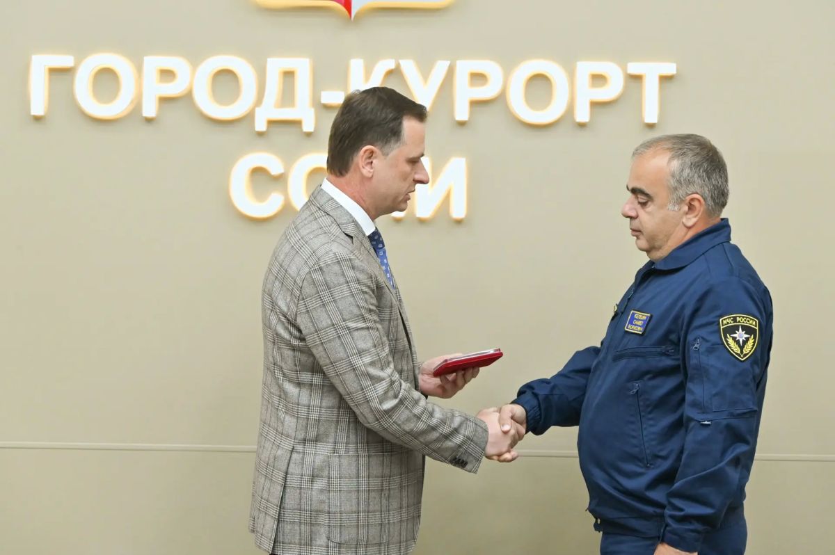 Андрей Прошунин: Вручил знаки почёта «За профессиональное мастерство» сотрудникам Южного авиационно-спасательного центра МЧС России Самвелу Келещяну и Руслану Халатяну Андрей Прошунин: Вручил знаки почёта «За профессиональное мастерство» сотрудникам Южного авиационно-спасательного центра МЧС России Самвелу Келещяну и Руслану Халатяну