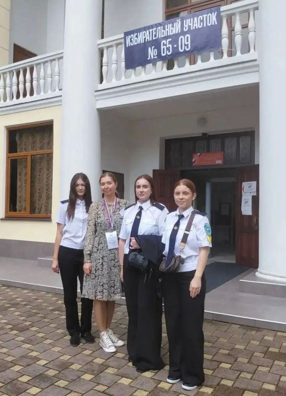 Студенты-юристы Кубанского юридического полицейского колледжа с 18 по 20 сентября работали волонтёрами на избирательных участках в Сочи Студенты-юристы Кубанского юридического полицейского колледжа с 18 по 20 сентября работали волонтёрами на избирательных участках в Сочи