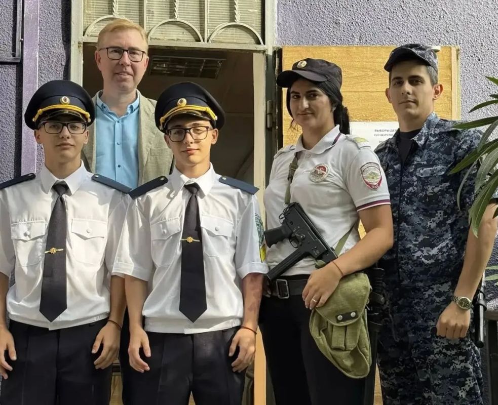 Студенты-юристы Кубанского юридического полицейского колледжа с 18 по 20 сентября работали волонтёрами на избирательных участках в Сочи Студенты-юристы Кубанского юридического полицейского колледжа с 18 по 20 сентября работали волонтёрами на избирательных участках в Сочи
