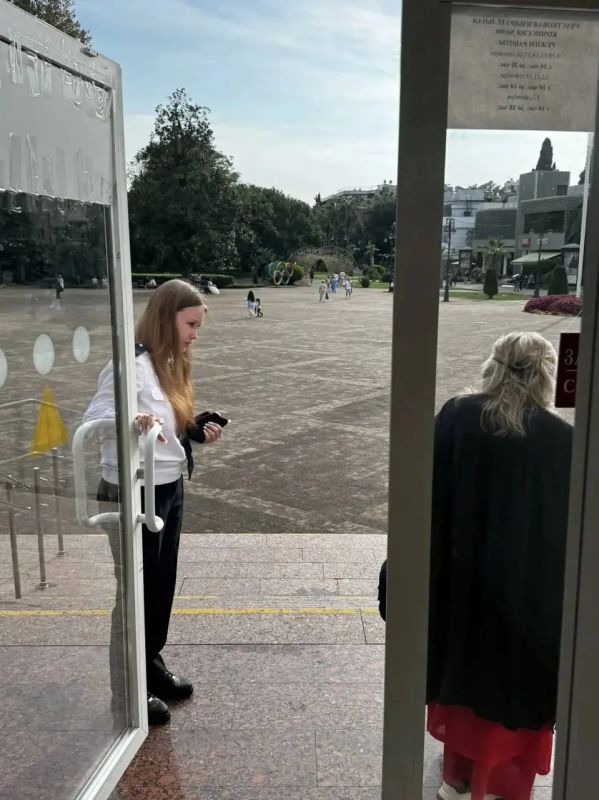 Студенты-юристы Кубанского юридического полицейского колледжа с 18 по 20 сентября работали волонтёрами на избирательных участках в Сочи Студенты-юристы Кубанского юридического полицейского колледжа с 18 по 20 сентября работали волонтёрами на избирательных участках в Сочи