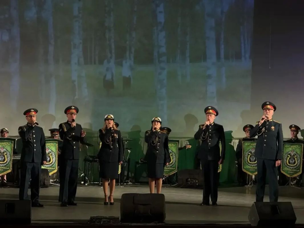 В РДК «Адлер» прошел большой концерт Ансамбля песни и пляски Железнодорожных войск МО РФ под руководством Ивана Лушина В РДК «Адлер» прошел большой концерт Ансамбля песни и пляски Железнодорожных войск МО РФ под руководством Ивана Лушина