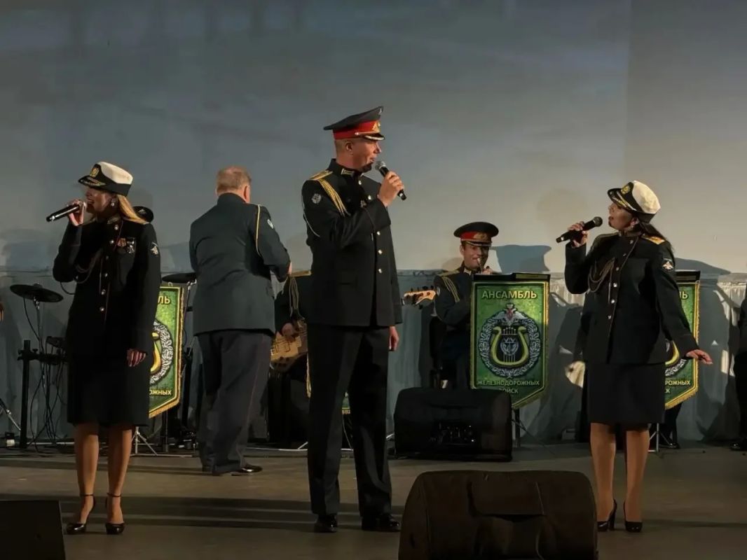 В РДК «Адлер» прошел большой концерт Ансамбля песни и пляски Железнодорожных войск МО РФ под руководством Ивана Лушина В РДК «Адлер» прошел большой концерт Ансамбля песни и пляски Железнодорожных войск МО РФ под руководством Ивана Лушина