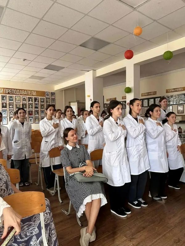 23 сентября в Сочинском медицинском колледже прошло посвящение в студенты для первокурсников отделения «Фармация» 23 сентября в Сочинском медицинском колледже прошло посвящение в студенты для первокурсников отделения «Фармация»