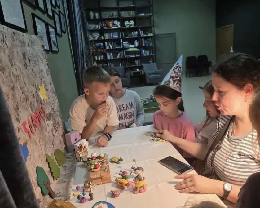 В доме культуры «Красная Поляна» ведущая киноклуба «Кислород» Татьяна Викторовна Уколова провела открытый мастер-класс для детей и родителей «Кадр за кадром: снимаем мультфильм вместе» В доме культуры «Красная Поляна» ведущая киноклуба «Кислород» Татьяна Викторовна Уколова провела открытый мастер-класс для детей и родителей «Кадр за кадром: снимаем мультфильм вместе»