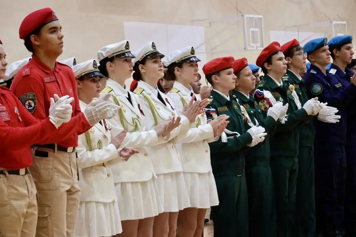 В Сочи в торжественном марше приняли участие более 400 членов молодежных патриотических клубов и объединений В Сочи в торжественном марше приняли участие более 400 членов молодежных патриотических клубов и объединений