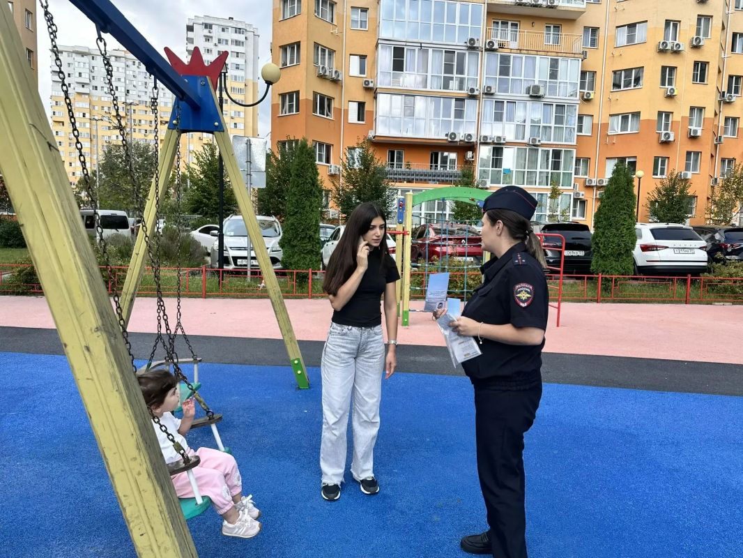 Сотрудники Госавтоинспекции г. Сочи провели профилактическую акцию с родителями и юными участниками дорожного движения. Сотрудники Госавтоинспекции г. Сочи провели профилактическую акцию с родителями и юными участниками дорожного движения.