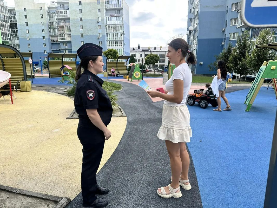 Сотрудники Госавтоинспекции г. Сочи провели профилактическую акцию с родителями и юными участниками дорожного движения. Сотрудники Госавтоинспекции г. Сочи провели профилактическую акцию с родителями и юными участниками дорожного движения.