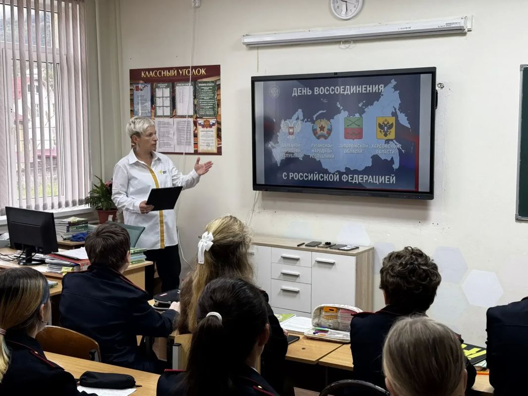 В школах города отметили День воссоединения исторических регионов с Россией В школах города отметили День воссоединения исторических регионов с Россией