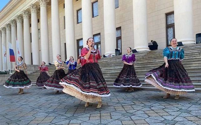 В Сочи в рамках Года единства народов России проводят более 350 культурных мероприятий В Сочи в рамках Года единства народов России проводят более 350 культурных мероприятий