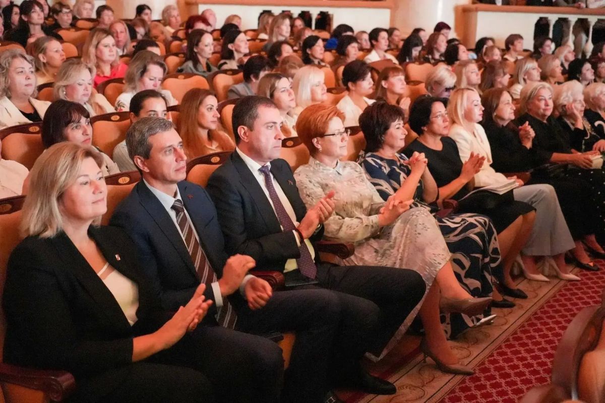 В Сочи ко Всемирному дню учителя наградили более 150 педагогических работников В Сочи ко Всемирному дню учителя наградили более 150 педагогических работников