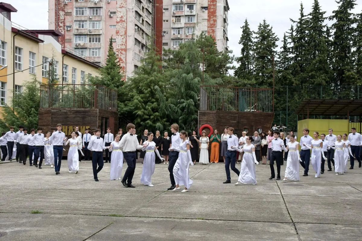В Сочи прошёл бал гимназистов В Сочи прошёл бал гимназистов