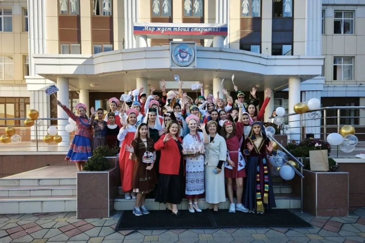 Ученики пилотных сочинских кулинарных классов поздравили педагогов изделиями собственного приготовления