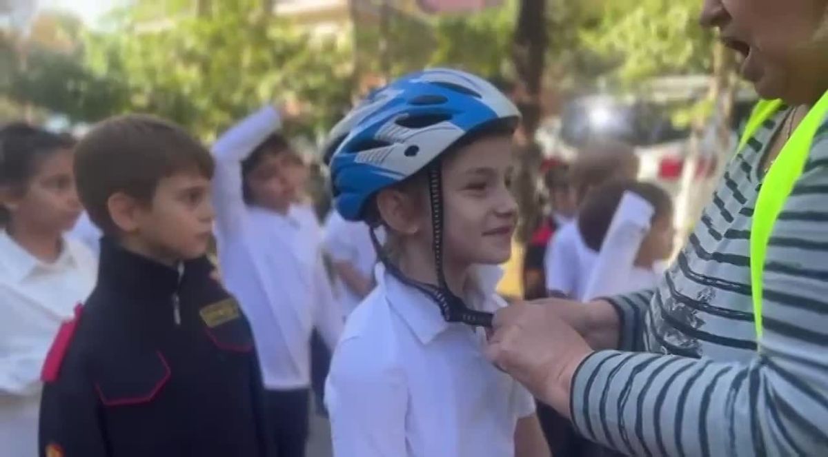 Сотрудники Госавтоинспекции г. Сочи, совместно со специалистами проекта «Мобильная лаборатория безопасности», постили МОБУ СОШ №10