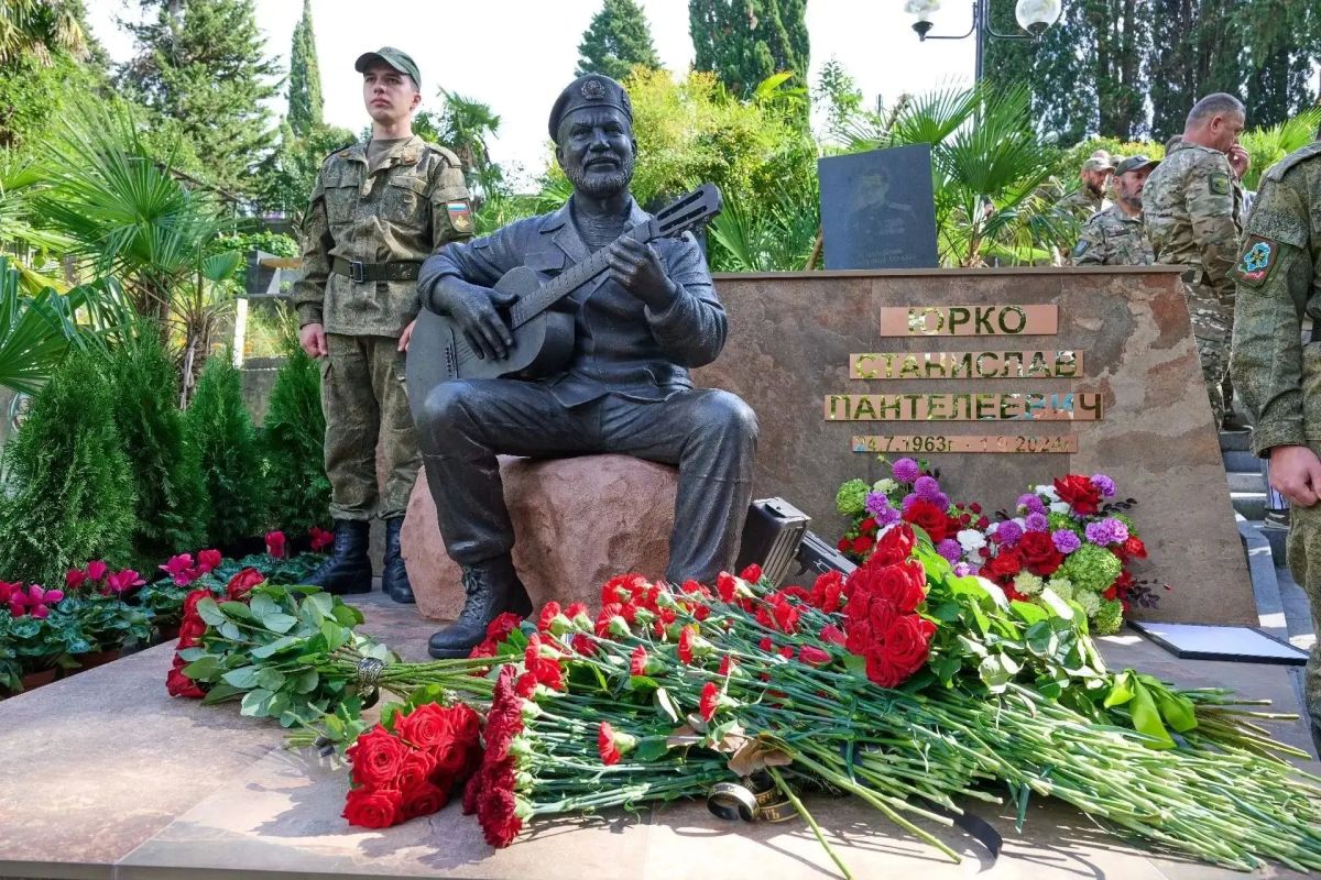 В Сочи на Аллее Героев открыли памятник Герою ДНР В Сочи на Аллее Героев открыли памятник Герою ДНР