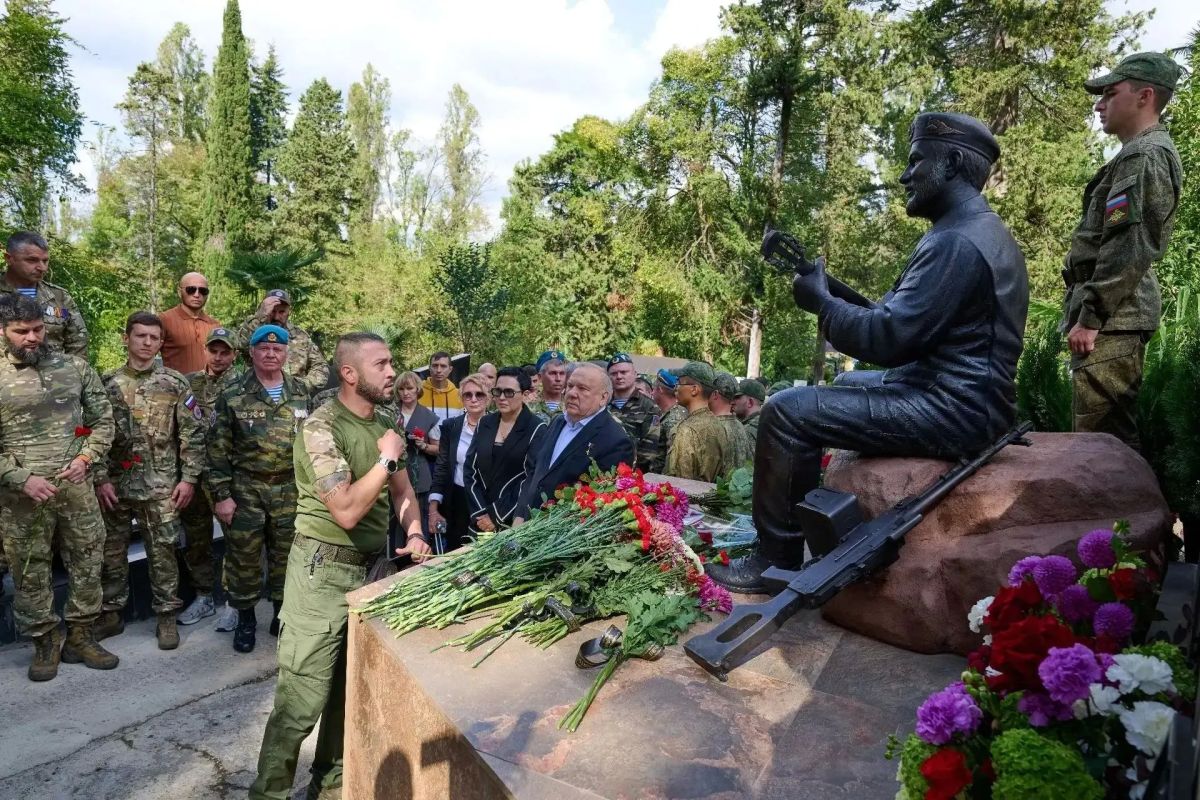 В Сочи на Аллее Героев открыли памятник Герою ДНР В Сочи на Аллее Героев открыли памятник Герою ДНР