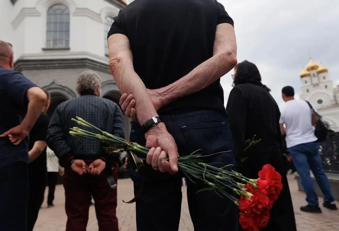 В городе Лермонтове Ставропольского края похоронили старшего прапорщика внутренней службы Сергея Слабкина, скончавшегося от ранений после нападения осужденного на конвой в поезде Владикавказ — Адлер