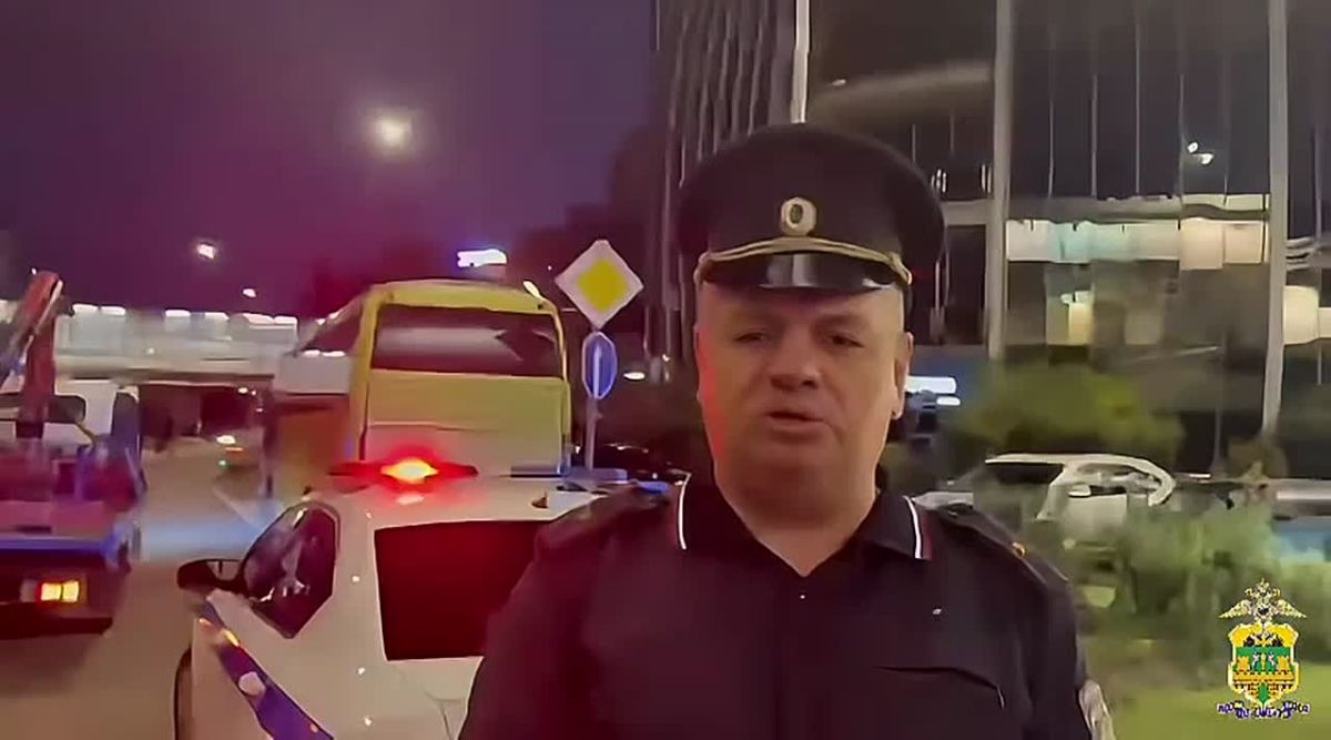Смертельное ДТП в Сочи. Сегодня около 3:30 в г. Сочи водитель скутера, двигаясь по ул. Пластунской, допустил наезд на припаркованный автобус «Скания»