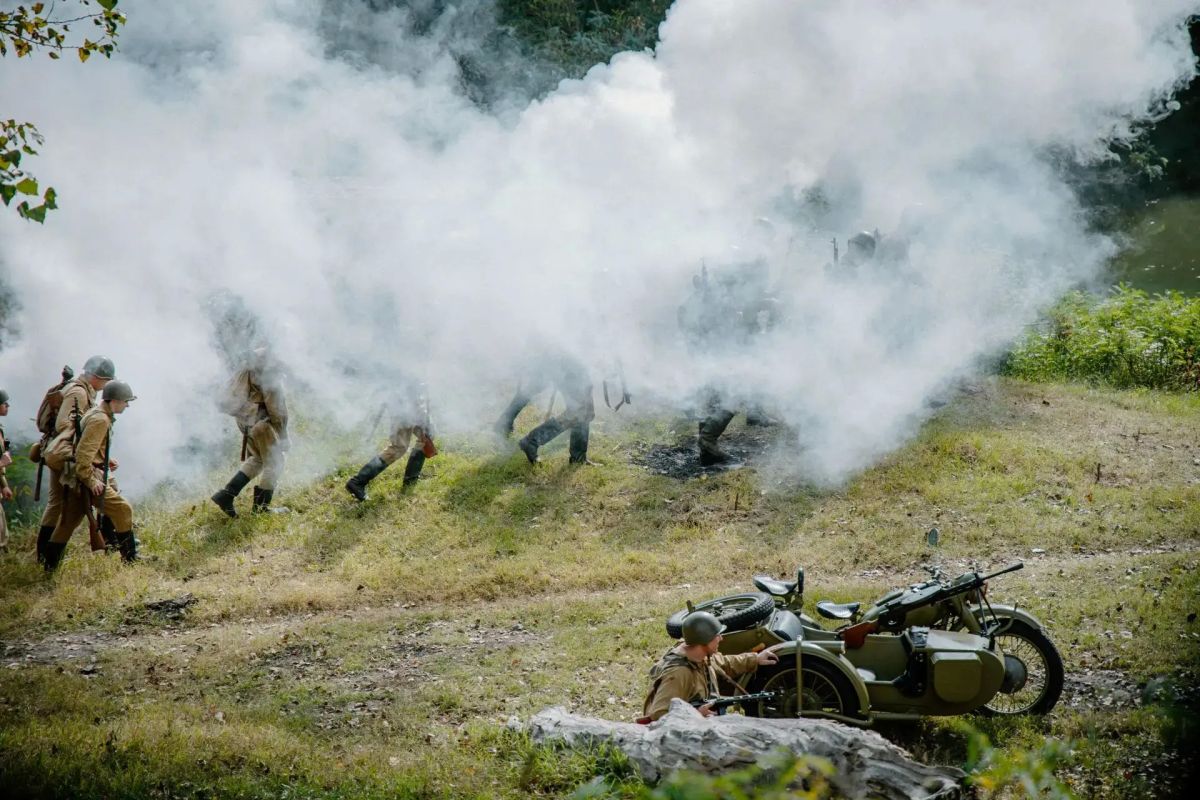 Невероятные фотографии с военно-исторической реконструкции «Переправа памяти» — такие события всегда завораживают, а исторические реконструкции это один из самых живых и наглядных способов сохранить память о прошлом и... Невероятные фотографии с военно-исторической реконструкции «Переправа памяти» — такие события всегда завораживают, а исторические реконструкции это один из самых живых и наглядных способов сохранить память о прошлом и...