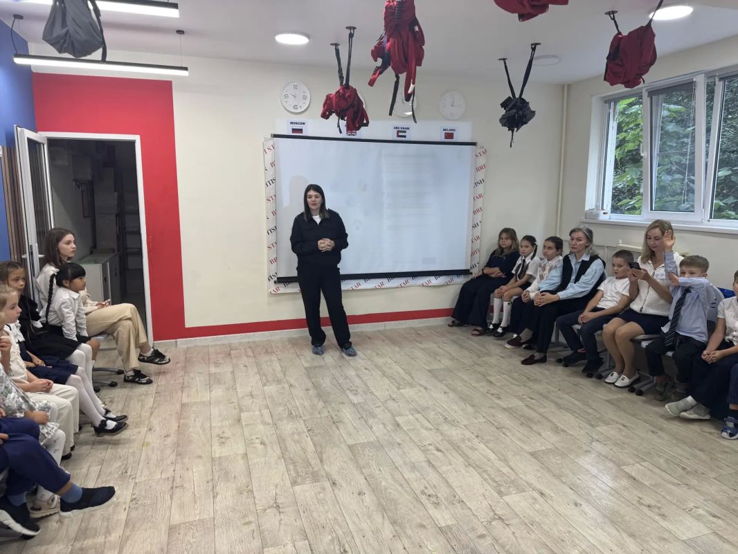 Сотрудники Госавтоинспекции г. Сочи, провели профилактическую беседу по Правилам дорожного движения с учащимися частной школы «Звездный старт». Сотрудники Госавтоинспекции г. Сочи, провели профилактическую беседу по Правилам дорожного движения с учащимися частной школы «Звездный старт».